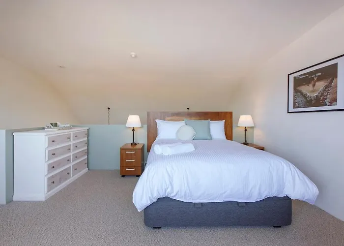 The Tannery Loft Walk To Beach & Cafes