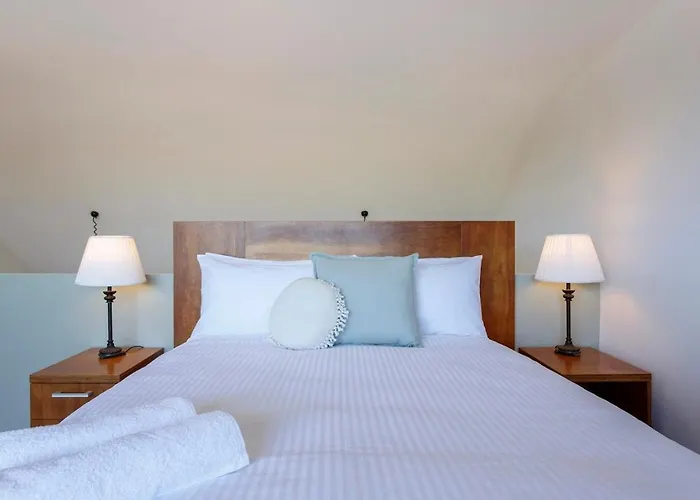 The Tannery Loft Walk To Beach & Cafes
